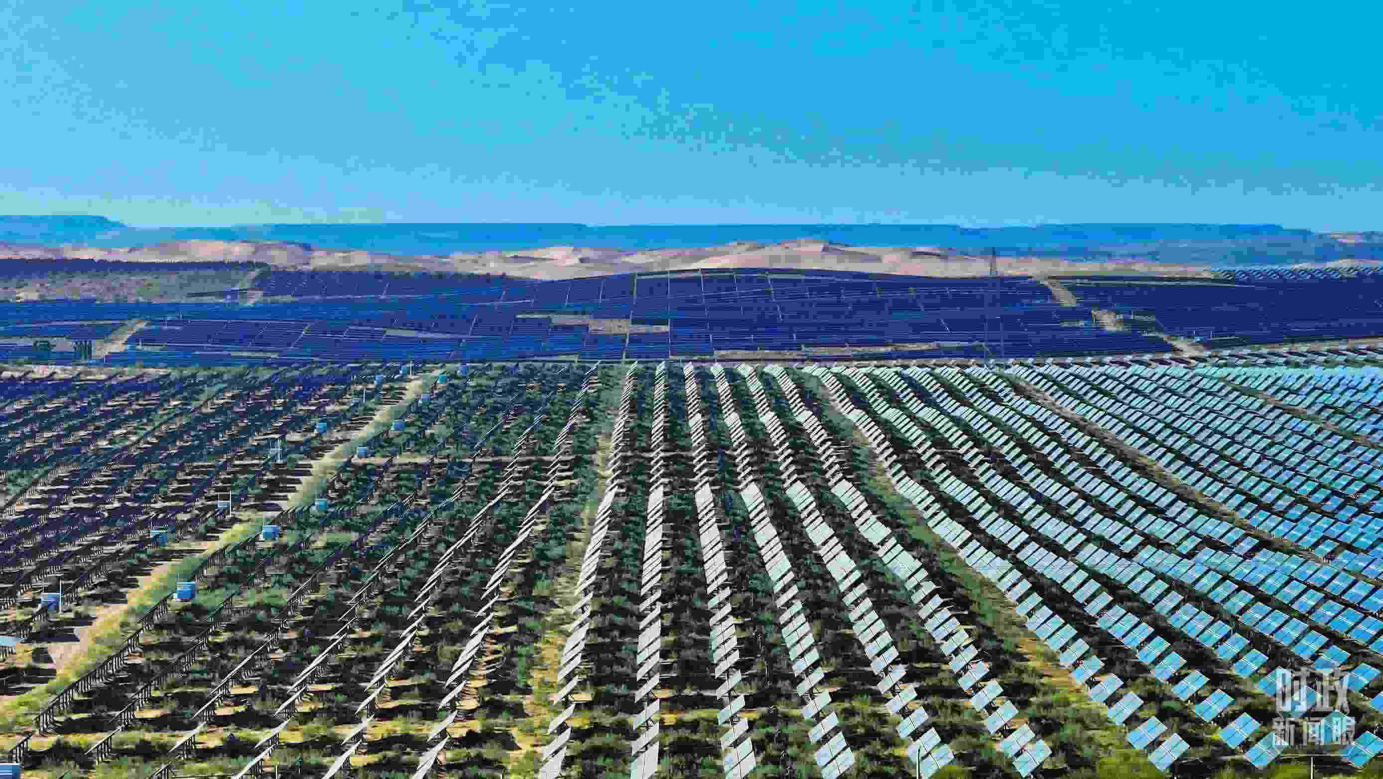 △內(nèi)蒙古鄂爾多斯，庫(kù)布其沙漠新能源基地。（圖/視覺中國(guó)）