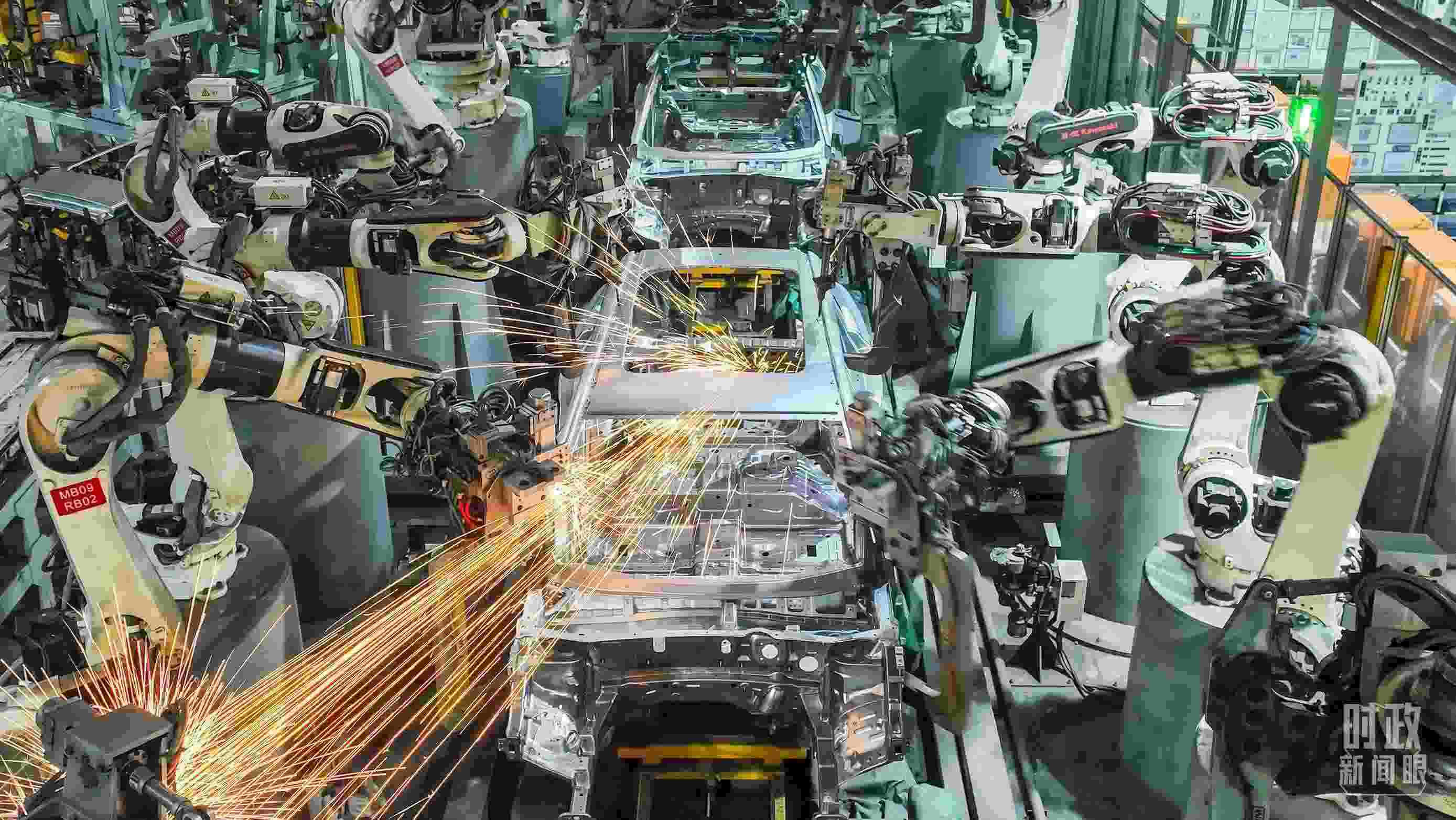  △2024年4月，重慶兩江新區(qū)的一家汽車制造企業(yè)，生產(chǎn)一派繁忙。（圖/視覺中國(guó)）