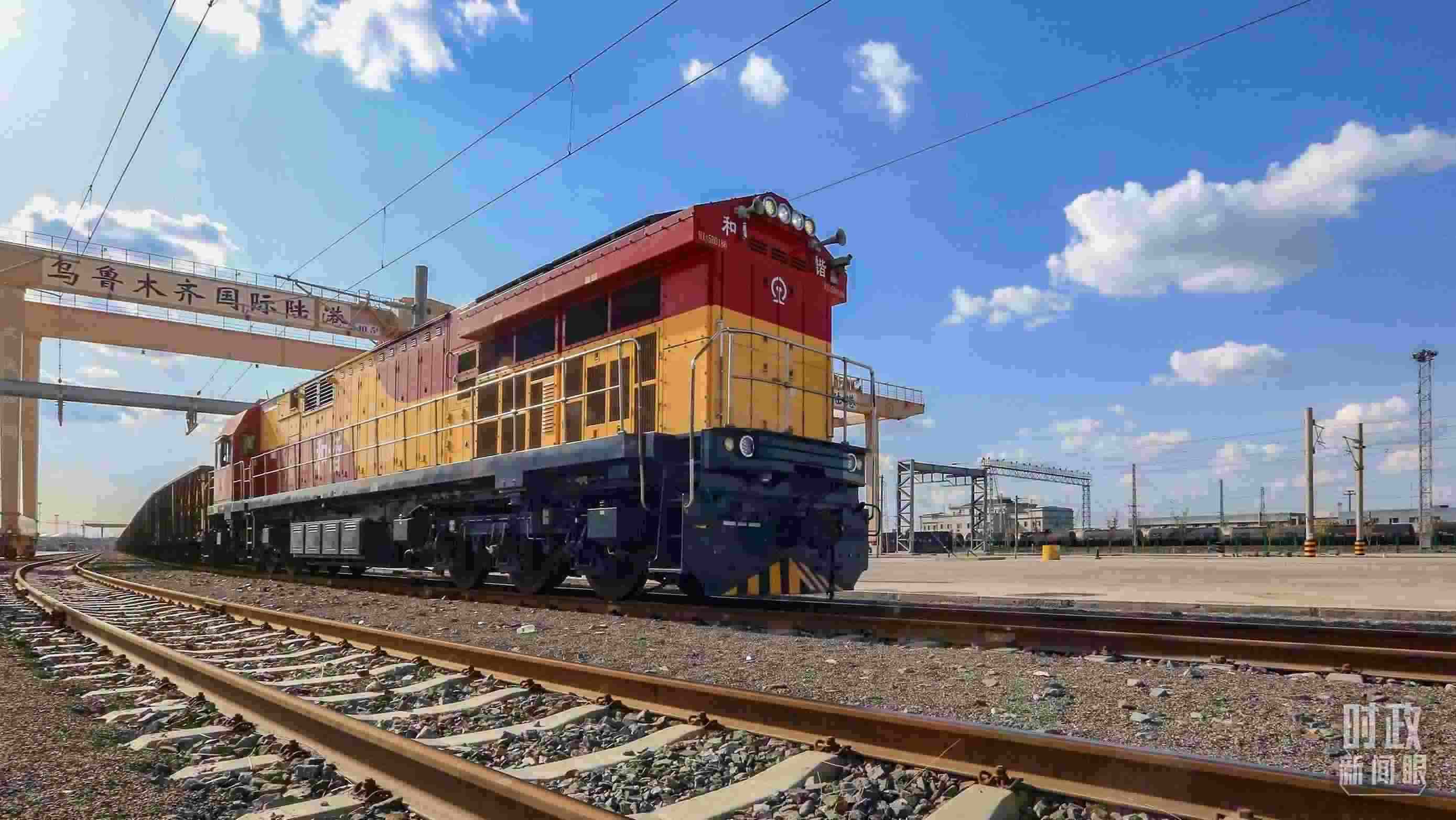 △2024年4月，烏魯木齊國(guó)際陸港區(qū)中歐班列“天山號(hào)”暢行絲路。（圖/視覺中國(guó)）