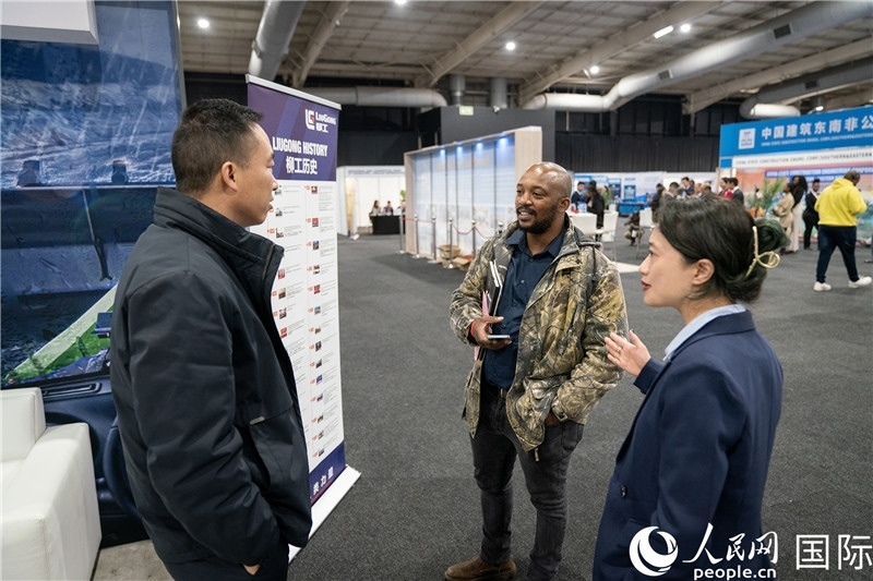 中企工作人員和當(dāng)?shù)厍舐氄呓徽?。希拉茲攝