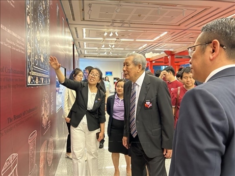 工作人員為泰國(guó)前副總理、泰中文化促進(jìn)委員會(huì)主席披尼講解展覽內(nèi)容。中國(guó)駐泰國(guó)大使館供圖