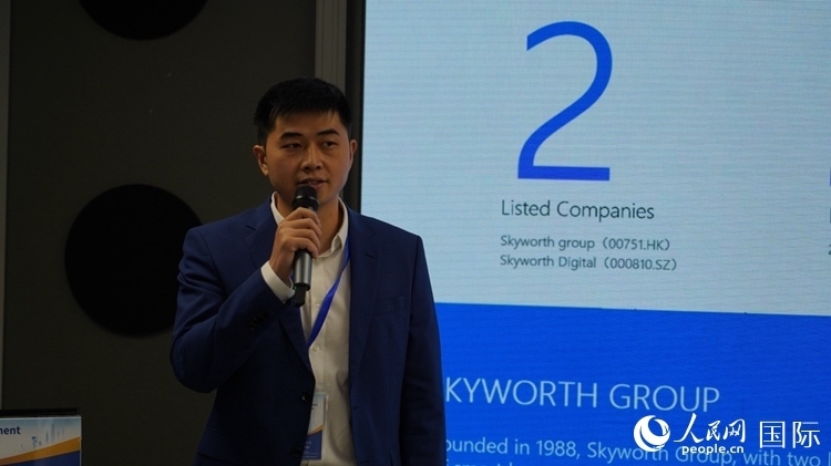 創(chuàng)維南非綠能公司總經(jīng)理倪亮介紹創(chuàng)維的破圈之路。人民網(wǎng) 劉暢攝