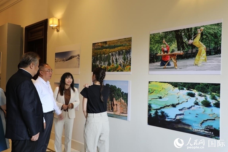 四川省文化和旅游廳副廳長王成平、墨西哥松林文化中心展覽部主任盧西亞·恩里克斯·岡薩雷斯·薩拉維亞、墨西哥中國文化中心主任石岳文參觀圖片展。拍攝者為墨西哥分社外籍雇員埃內(nèi)斯托·多明戈斯