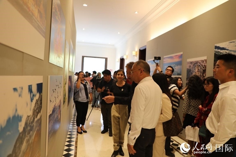 參觀者在圖片展活動現(xiàn)場。拍攝者為墨西哥分社外籍雇員埃內(nèi)斯托·多明戈斯