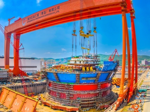 “?？惶枴蓖ㄟ^雙龍門吊進行總裝。侯憲鵬攝