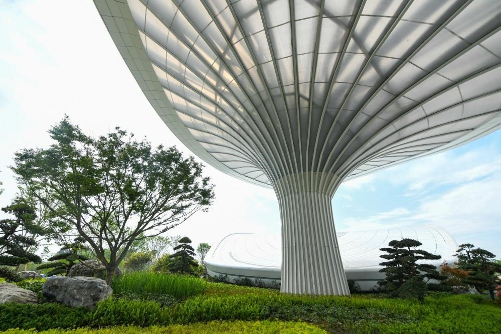 這是2024年4月22日拍攝的成都世園會(huì)主會(huì)場(chǎng)入口處的“芙蓉花”底部，它兼具收集雨水、循環(huán)利用的功能。新華社記者 王曦 攝