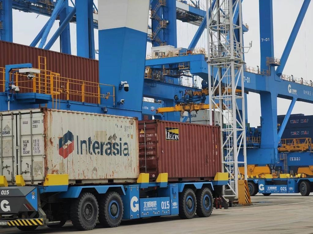 在欽州自動化集裝箱碼頭，智能導引運輸車在運送集裝箱。新華社記者趙歡 攝