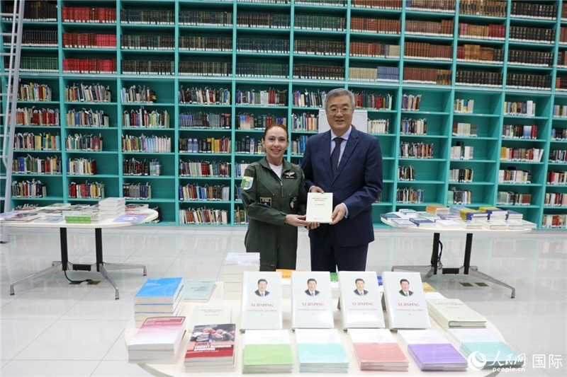 授課后，中國駐巴西大使祝青橋向巴西高等防務(wù)學(xué)院圖書館捐贈了150本書籍。圖為祝青橋和巴西高等防務(wù)學(xué)院院長卡拉·利里奧·馬丁斯在圖書捐贈儀式上。 人民網(wǎng)記者 陳一鳴攝