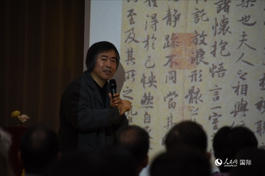 國(guó)家畫院王東聲教授介紹中國(guó)書法作品。人民網(wǎng)記者 殷淼攝