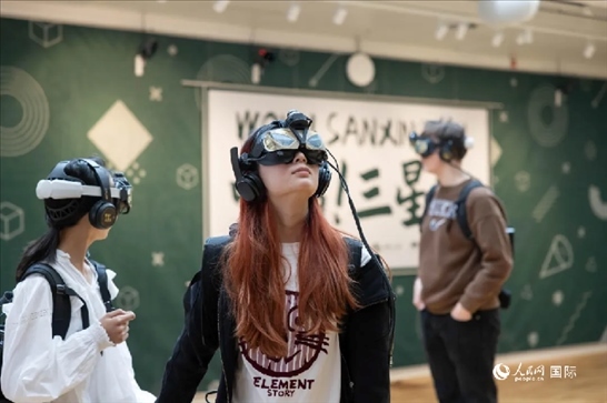 體驗(yàn)三星堆VR文化。中國(guó)駐瑞典大使館供圖