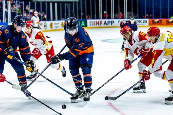 雙方球員爭(zhēng)搶。圖片來源：國(guó)際冰聯(lián)