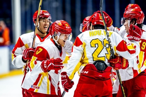 中國(guó)隊(duì)球員慶祝進(jìn)球。圖片來源：國(guó)際冰聯(lián)