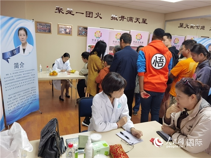 中醫(yī)專家為當?shù)厝A僑華人提供中醫(yī)咨詢和診療服務。 （本報記者 楊謳 攝）