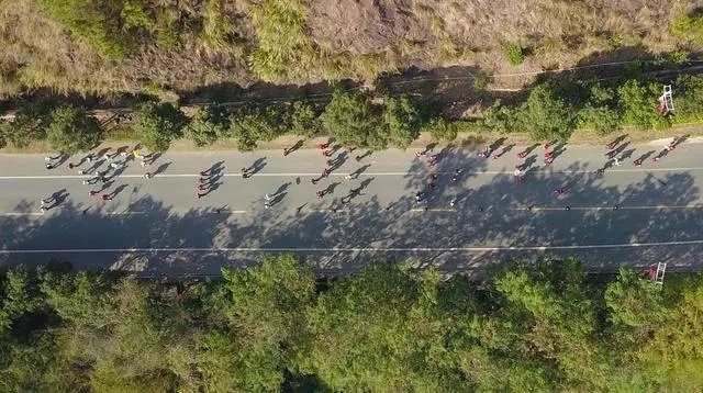 1月6日，健身愛好者在徒步活動中（無人機(jī)照片）。新華社記者 黃國保攝