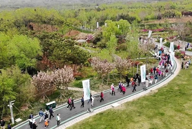 4月27日，登山愛好者在浮山森林公園參加登山健身活動（無人機(jī)照片）。新華社記者 李紫恒攝