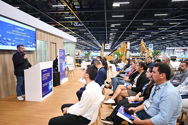 當(dāng)?shù)貢r間4月26日，深圳市發(fā)展和改革委員會在巴西圣保羅國際工程機(jī)械及礦山機(jī)械展上舉行專題推介會，介紹將于今年下半年在深圳市舉辦的2024國際數(shù)字能源展。 2024國際數(shù)字能源展組委會供圖