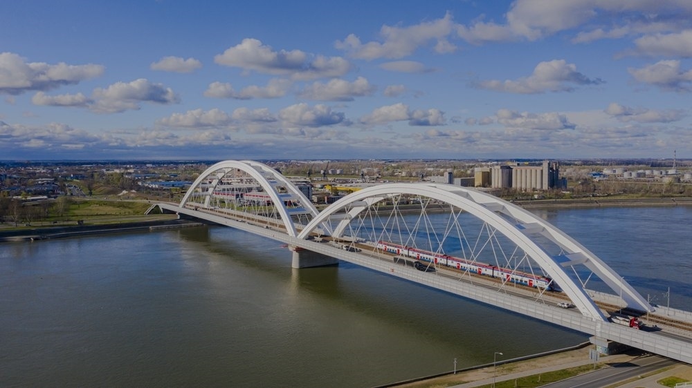 2024年3月12日，一列火車運行在匈塞鐵路塞爾維亞境內(nèi)貝諾段諾維薩德多瑙河大橋上（無人機照片）。新華社發(fā)（任衛(wèi)云攝）