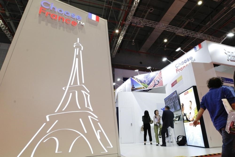 2019年11月5日，第二屆中國國際進口博覽會在上海國家會展中心開幕。這是參觀者走過法國國家館。新華社記者 張玉薇 攝