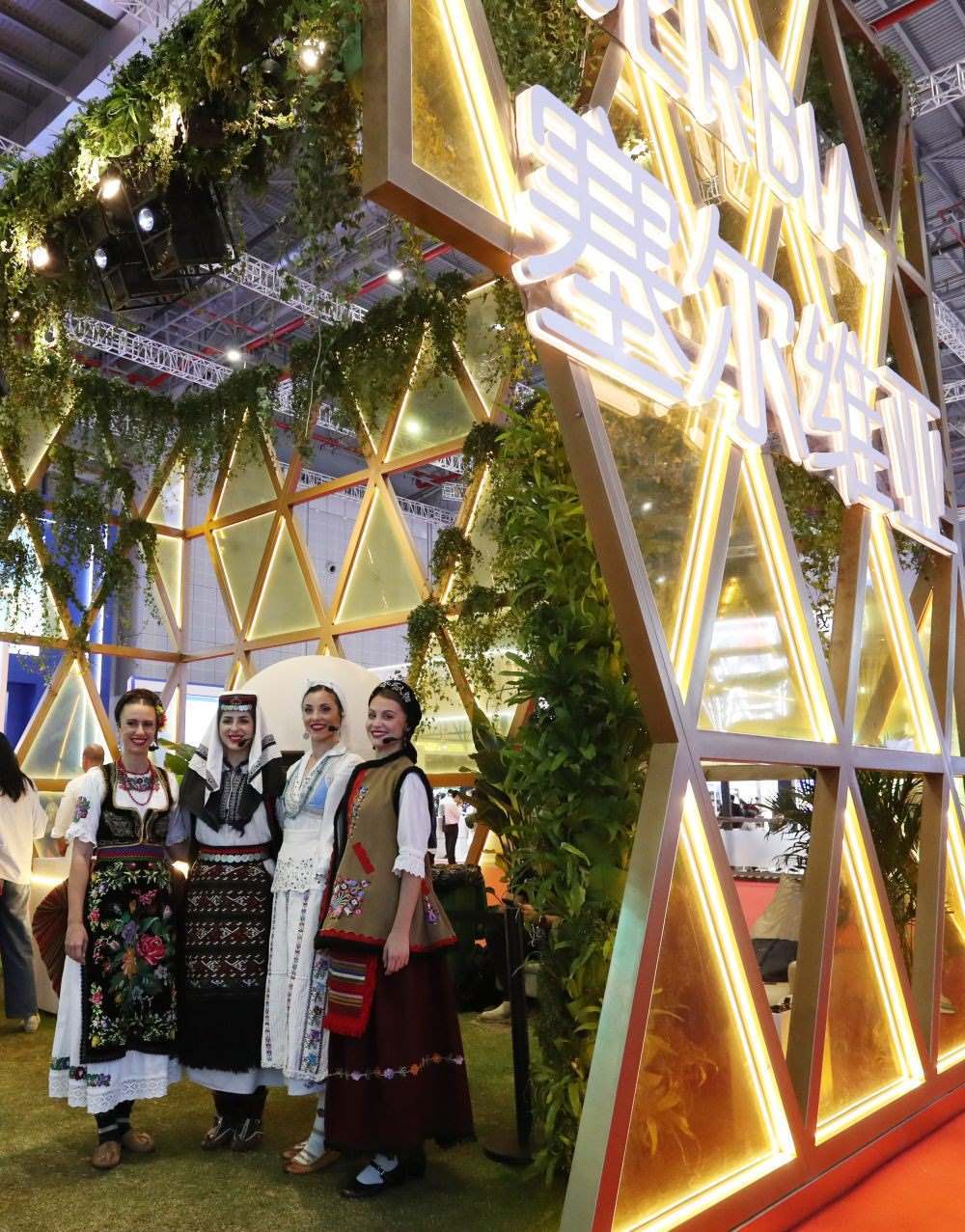 2023年11月6日，身著傳統(tǒng)服飾的演職人員在上海進博會國家展塞爾維亞展臺迎接參觀者。第六屆進博會國家展全面恢復(fù)線下舉辦，洪都拉斯、塞爾維亞、越南、南非、哈薩克斯坦作為本屆進博會主賓國在國家展亮相。新華社記者 方喆 攝