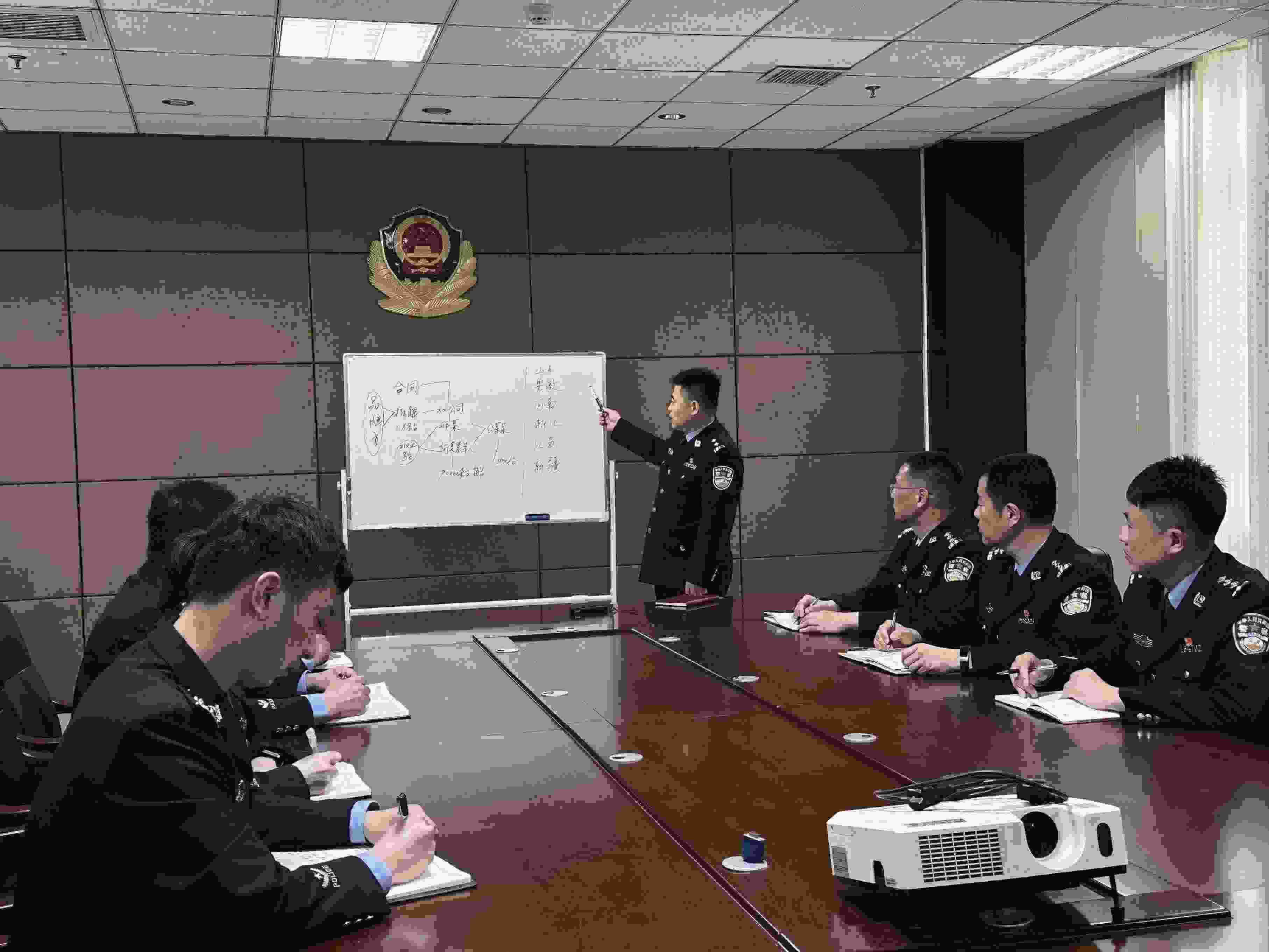 專案組辦案民警介紹案情。人民網(wǎng)記者 郝萍攝