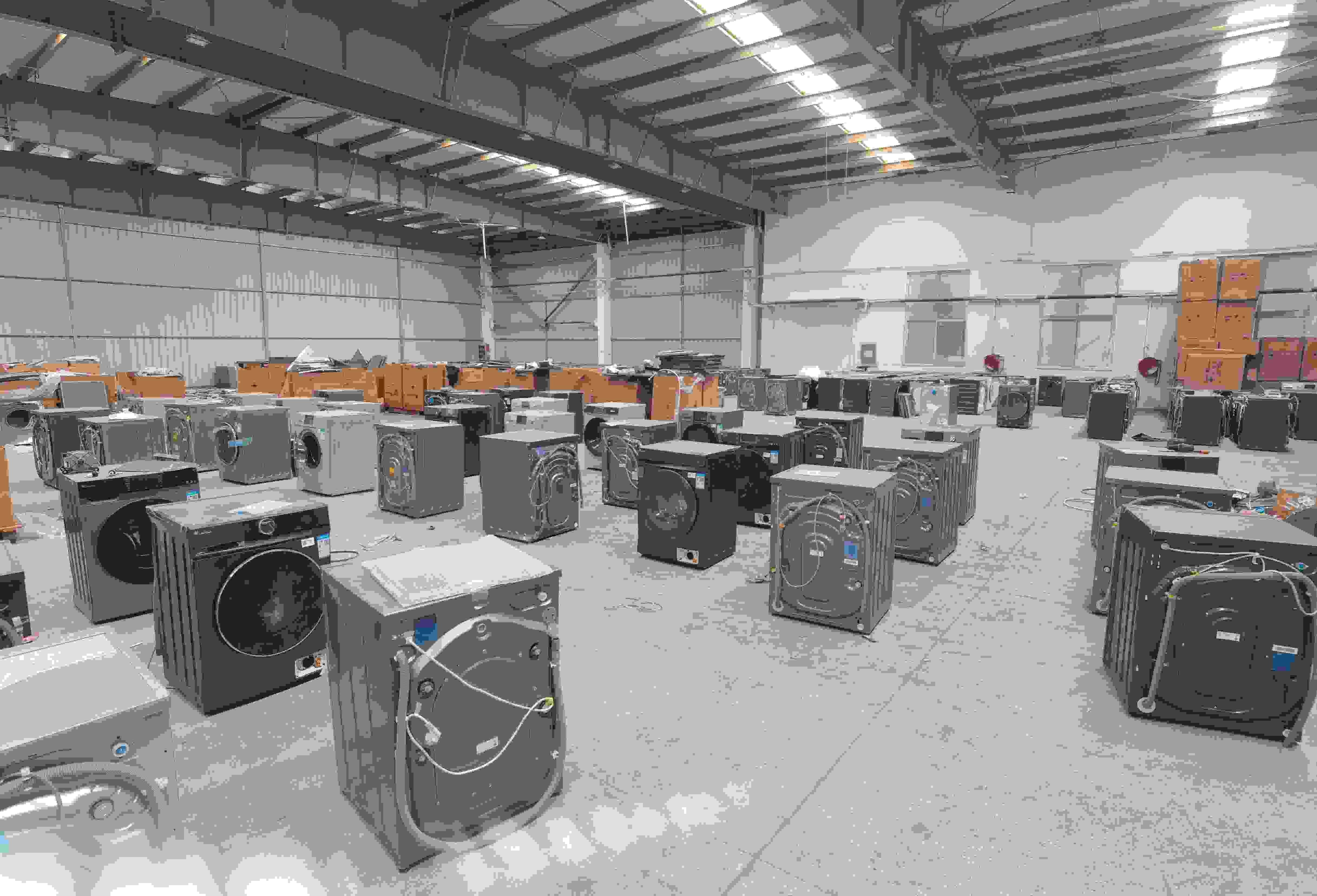 專案組民警查扣涉案場所及假冒知名品牌洗衣機(jī)。巨野警方供圖