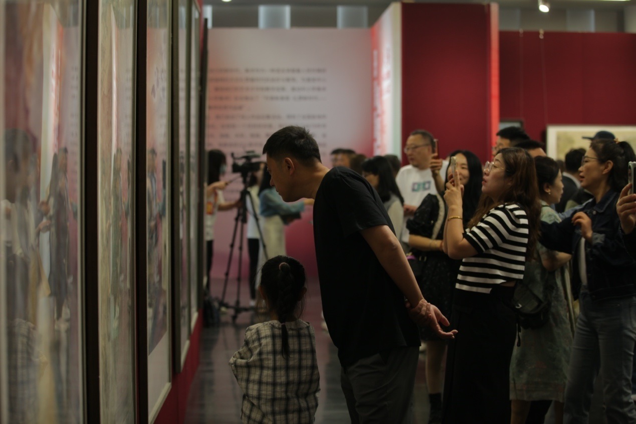 嘉賓及教研員、教師代表參觀展覽。主辦方供圖