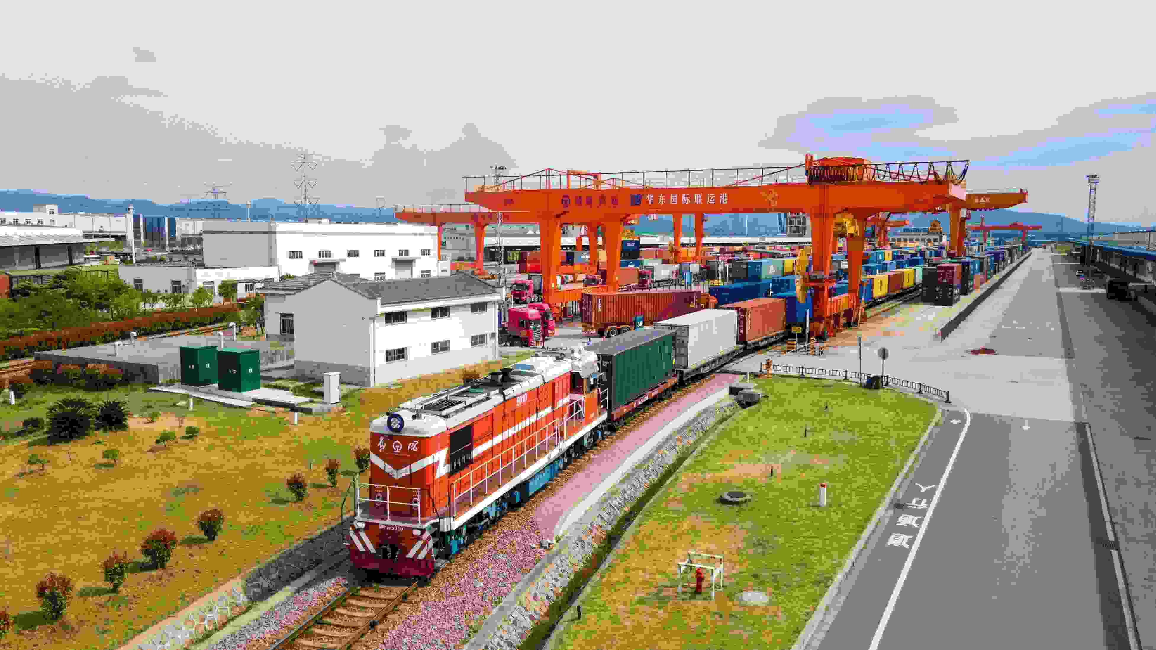 △2024年4月1日，浙江省金華華東國際聯(lián)運(yùn)港，一列中歐班列裝載110個(gè)標(biāo)箱日用百貨、電動(dòng)工具、機(jī)械裝備等貨物從鐵路金華南貨場啟程駛往匈牙利布達(dá)佩斯。