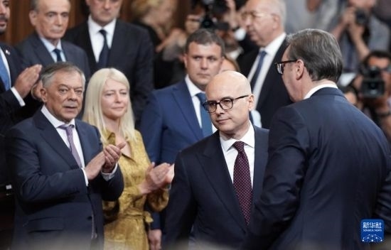  5月2日，在塞爾維亞貝爾格萊德，新一任政府總理武切維奇（中）出席就職儀式。新華社發(fā)（普雷德拉格·米洛薩夫列維奇攝）