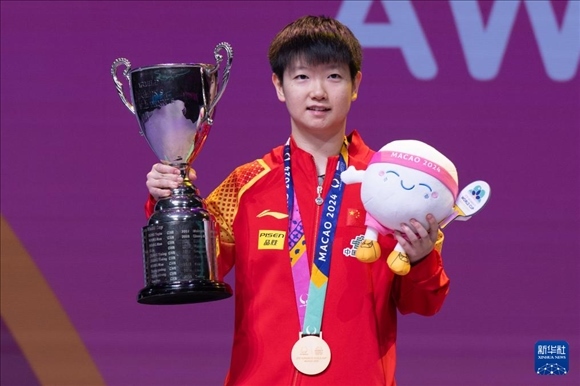 2024年4月21日，在2024年澳門國際乒聯(lián)女子世界杯決賽中，孫穎莎奪得冠軍。圖為孫穎莎在頒獎(jiǎng)臺(tái)上。新華社記者 張金加 攝