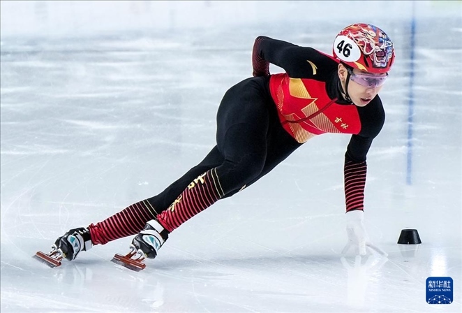 2024年2月18日，第十四屆全國冬季運(yùn)動(dòng)會(huì)短道速滑（公開組）男子1000米決賽，孫龍奪得冠軍，圖為吉林隊(duì)選手孫龍?jiān)诒荣愔?。新華社記者 李博 攝