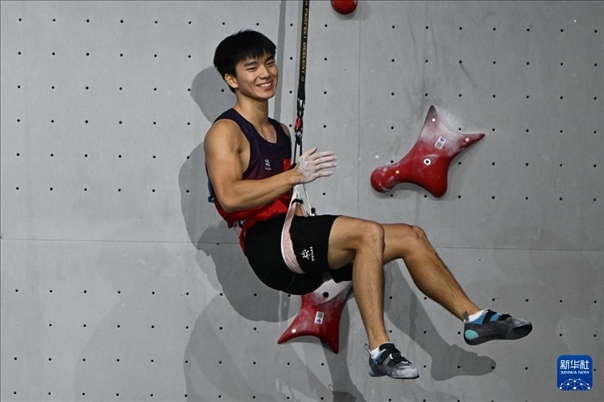 2024年4月13日，在江蘇吳江舉行的2024年國際攀聯(lián)攀巖世界杯（吳江站）男子速度決賽中，中國選手伍鵬獲得冠軍。圖為中國選手伍鵬在決賽后慶祝。新華社發(fā)（王須中攝）