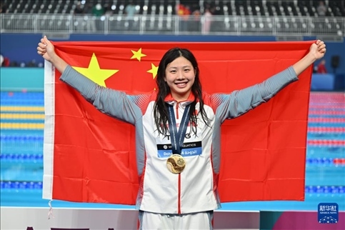 2024年2月13日，2024年世界游泳錦標(biāo)賽游泳項(xiàng)目女子100米蛙泳決賽在卡塔爾多哈舉行。圖為冠軍中國選手唐錢婷在頒獎(jiǎng)儀式后慶祝。新華社記者 薛宇舸 攝