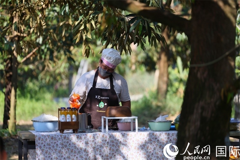 工作人員正在準(zhǔn)備特色果汁。人民網(wǎng)記者 白元琪攝