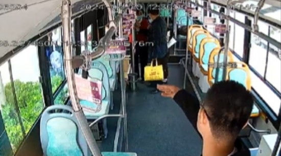 公交車上他一聲大吼！魏杰，好樣的！