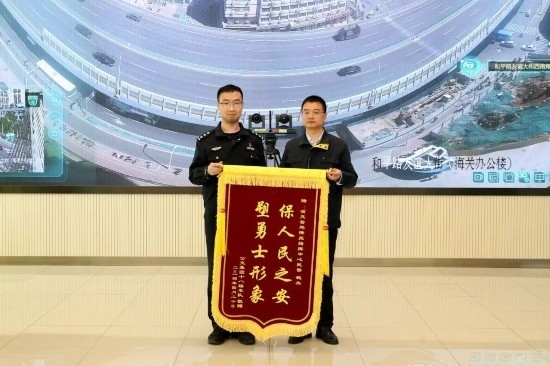 公交車上他一聲大吼！魏杰，好樣的！