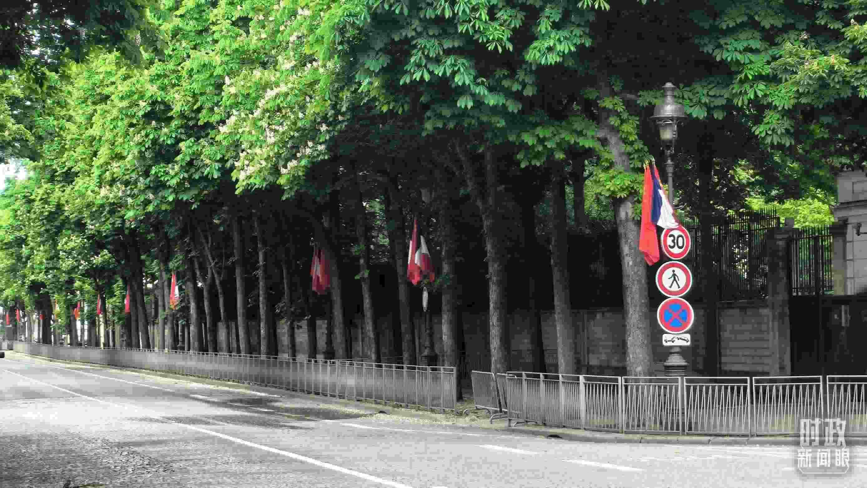 △巴黎道路兩側懸掛中法兩國國旗。（總臺央視記者鄂介甫拍攝）