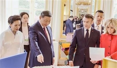 △當(dāng)?shù)貢r(shí)間5月6日下午，在中法領(lǐng)導(dǎo)人會談前，習(xí)近平主席向馬克龍總統(tǒng)贈送中國翻譯的法國小說。