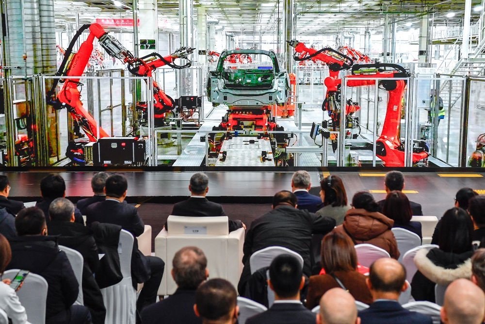 2024年1月26日，奧迪一汽新能源汽車(chē)有限公司預(yù)批量生產(chǎn)正式啟動(dòng)，嘉賓觀(guān)看奧迪一汽新能源汽車(chē)有限公司生產(chǎn)車(chē)間的宣傳短片。新華社記者 許暢 攝