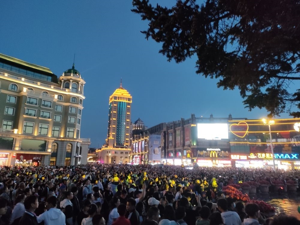 “五一”假期，哈爾濱松花江畔游人如織（2024年5月2日攝）。新華社記者 朱悅 攝