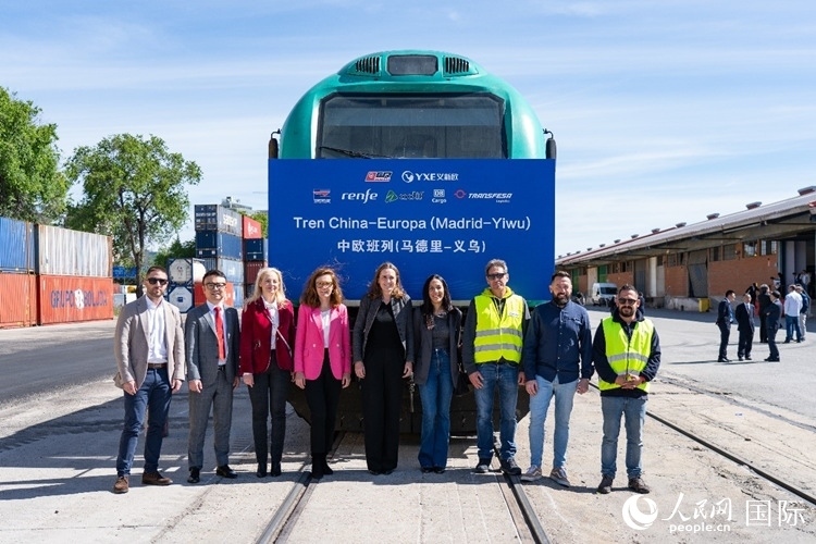 義新歐集團(tuán)合作伙伴德鐵貨運(yùn)歐亞有限公司員工與紀(jì)念號(hào)班列合影留念。大衛(wèi)·阿瑪爾攝