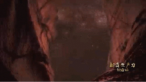 要甄別并發(fā)現(xiàn)暗物質(zhì)粒子，如同在一場人聲鼎沸的足球比賽現(xiàn)場聽見一根鋼針跌落的聲音。