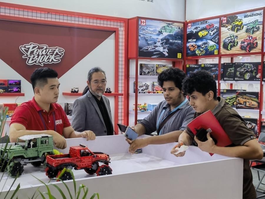 在第135屆廣交會(huì)第三期現(xiàn)場(chǎng)，采購(gòu)商在廣東信宇科技股份有限公司展位選購(gòu)、體驗(yàn)積木遙控車(chē)產(chǎn)品（5月2日攝）。新華社記者 洪澤華 攝