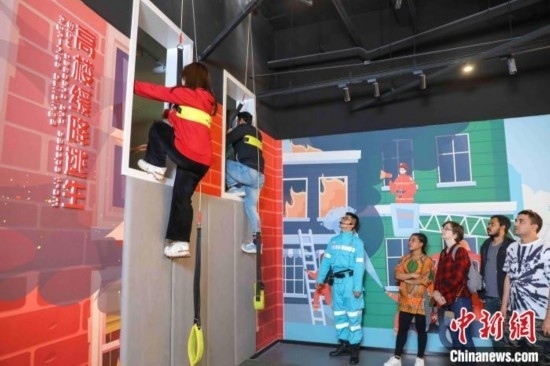 5月9日，留學(xué)生體驗?zāi)M高樓緩降逃生。張鷹 攝