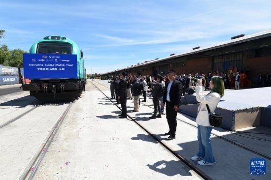 5月8日，在西班牙馬德里，嘉賓們參加中歐班列（義烏—馬德里）開行十周年紀念號班列發(fā)車儀式。新華社發(fā)（古斯塔沃·巴連特攝）