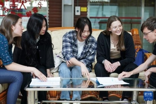 4月28日，宋智孝（右二）和胡靈月（左一）在北京首都師范大學(xué)校園內(nèi)與同學(xué)交流。新華社記者 彭子洋 攝