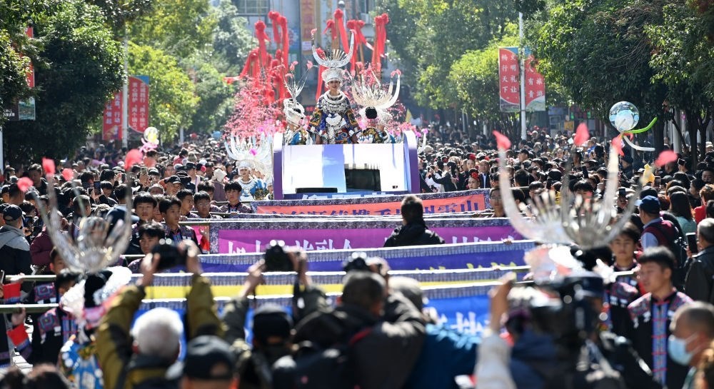 在貴州雷山縣縣城，苗族群眾身著盛裝，載歌載舞參加苗年和鼓藏節(jié)的巡游活動（2023年11月16日攝）。新華社記者 楊楹 攝