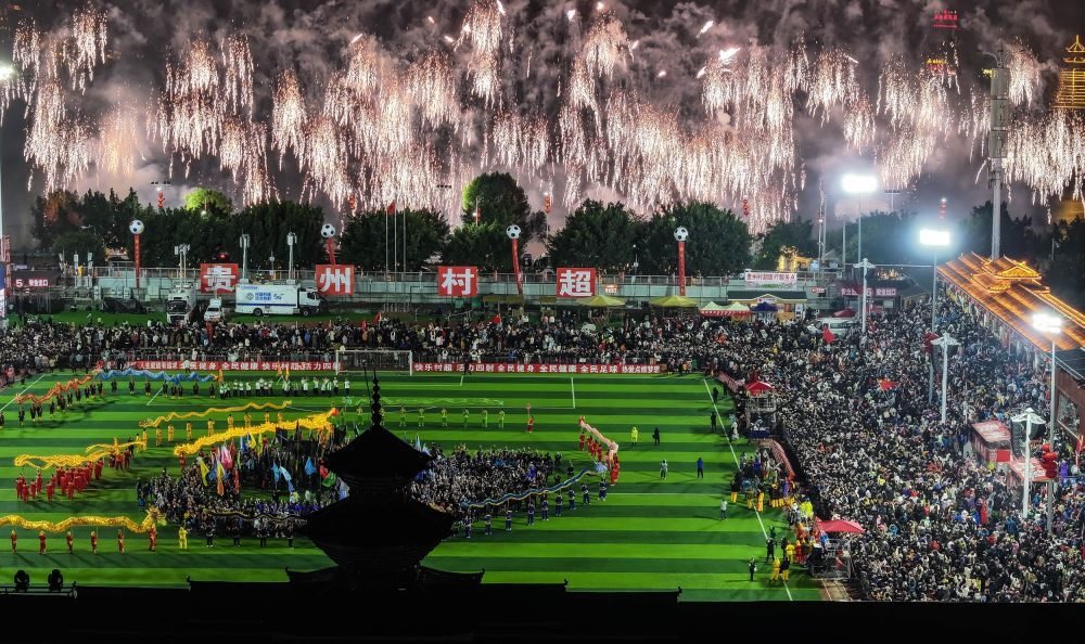 在貴州省榕江縣舉行的2024全國“村晚”示范展示活動暨貴州“村超村晚”活動中，音樂煙花秀精彩上演（2024年2月3日攝，無人機(jī)照片）。新華社記者 劉續(xù) 攝