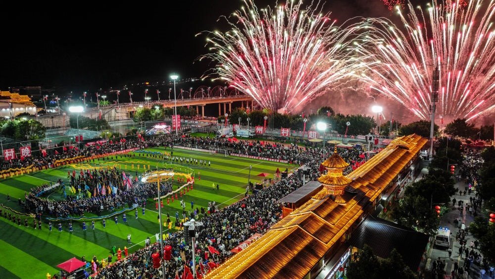 在貴州省榕江縣舉行的2024全國“村晚”示范展示活動暨貴州“村超村晚”活動中，音樂煙花秀精彩上演（2024年2月3日攝，無人機(jī)照片）。新華社記者 劉續(xù) 攝