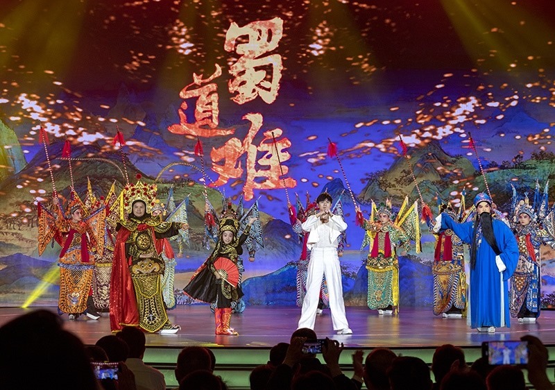 2023年10月13日，成都，“把青春華章寫在祖國大地上”大思政課網(wǎng)絡(luò)主題宣傳和互動引導(dǎo)活動在四川大學(xué)舉行。