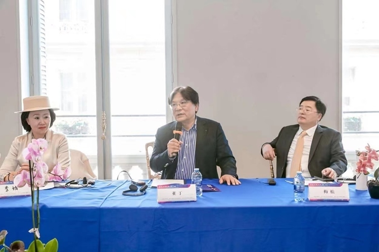 法中交流促進(jìn)會會長、作家、翻譯家、法國最高榮譽(yù)騎士勛章獲得者亞丁發(fā)言（圖片：中國傳媒大學(xué)